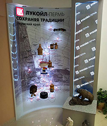 Водопад по зеркалу с фоновой подсветкой логотипа